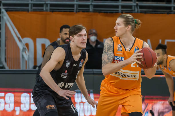 凭借努力站 凭借努力站