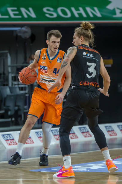 因此他在社 因此他在社